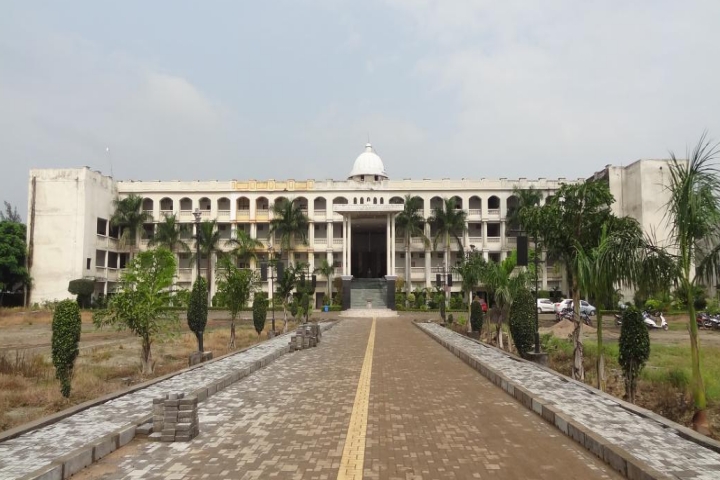 https://cache.careers360.mobi/media/colleges/social-media/media-gallery/23321/2019/6/19/Campus View of Smt Rajkamal Baburao Tidke Mahavidyalaya Mouda_Campus-View.jpeg